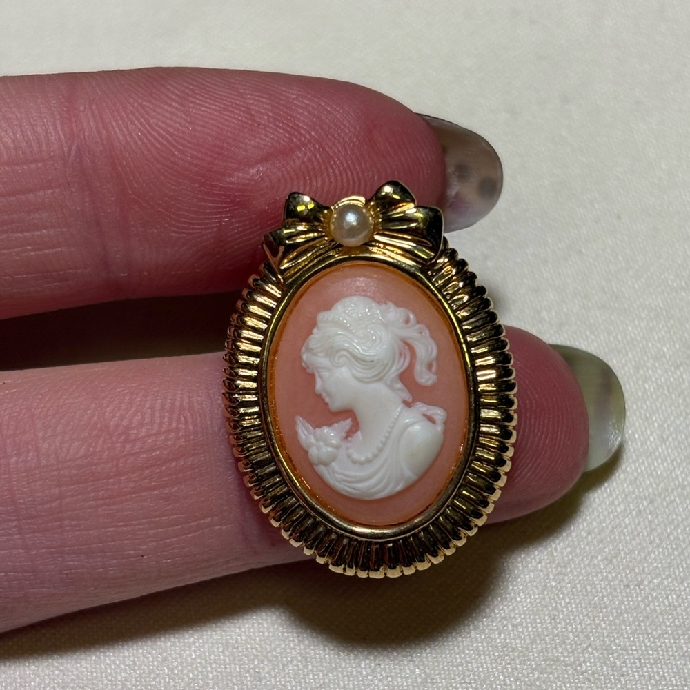 Vtg Gold Avon Romantic Pearl Cameo Brooch with Bow - Picture 3 of 6